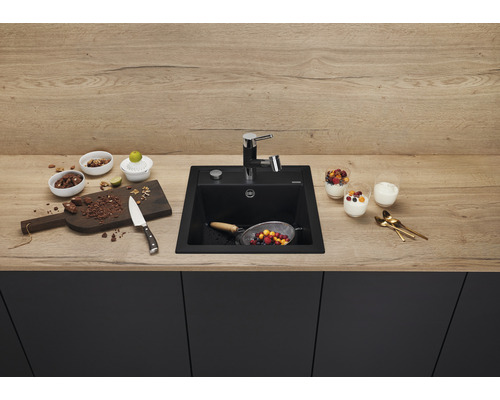 Küchenszene mit Spüle, Armatur und Lebensmitteln auf einer Arbeitsplatte