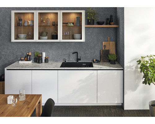 Moderne Küche mit weißen Schränken, Arbeitsplatte und Spüle