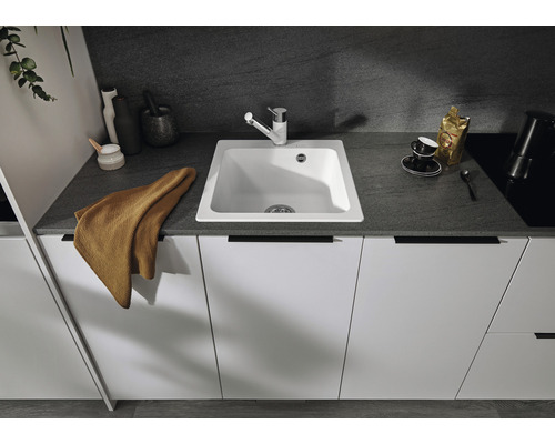 Küchenspüle aus Keramik mit Armatur in einer modernen Küchenzeile