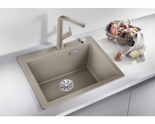 Spüle mit Armatur und Gemüsesortiment im Korb