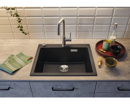 Schwarzes Spülbecken mit Armatur in einer modernen Küche