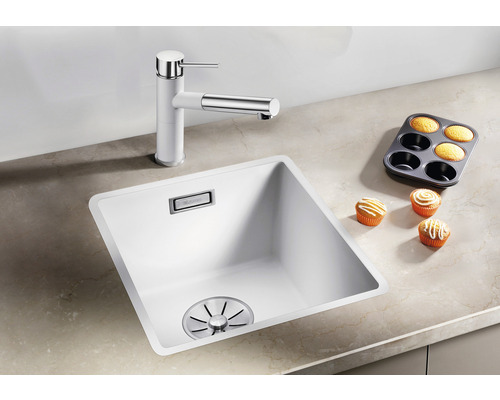 Spültisch mit Armatur und Muffinblech auf einer Arbeitsplatte