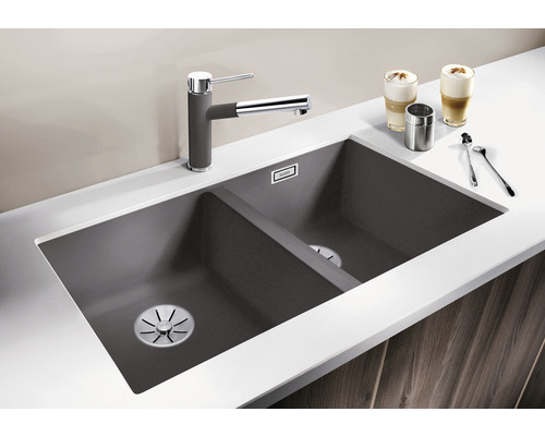 Doppelspülbecken aus Verbundwerkstoff mit Armatur auf einer Arbeitsplatte