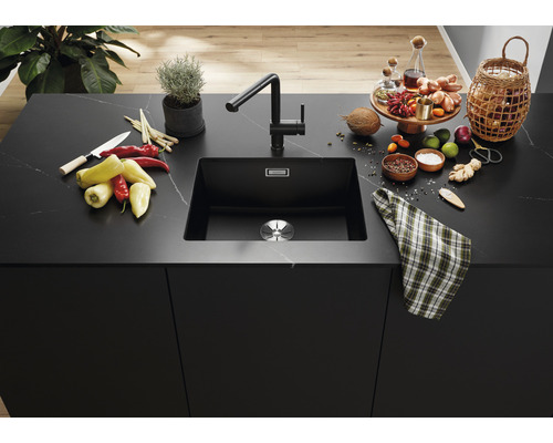 Küchenspüle in einer Küchenarbeitsplatte mit Lebensmitteln