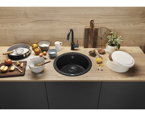 Schwarzes Spülbecken auf einer Küchentheke mit Zutaten zum Backen