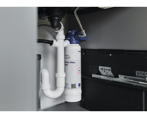 Trinkwasserfilter unter einer Spüle mit Rohren