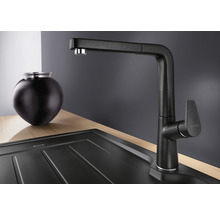 Schwarze Küchenarmatur mit Spüle und Vase