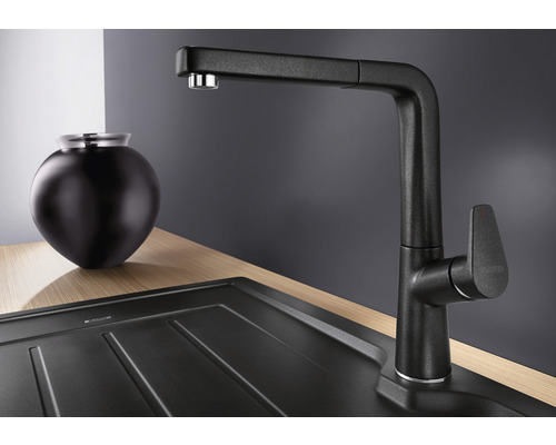 Schwarze Küchenarmatur mit Spüle und Vase