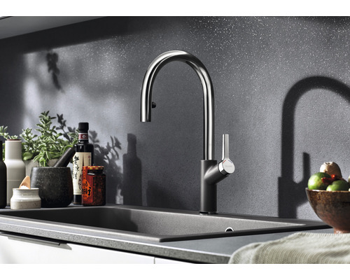 Küchenspüle mit Armatur und diversen Küchenutensilien