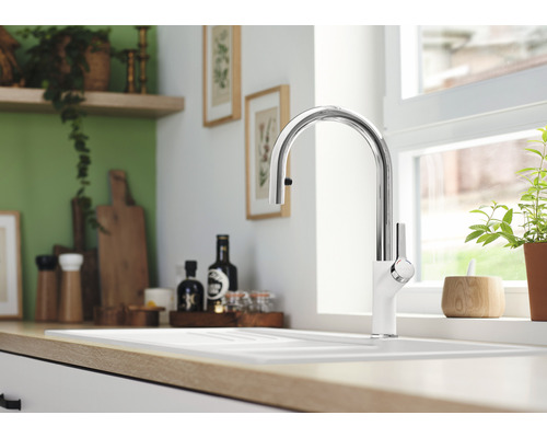 Küchenszene mit Spüle, Armatur und Dekorationselementen