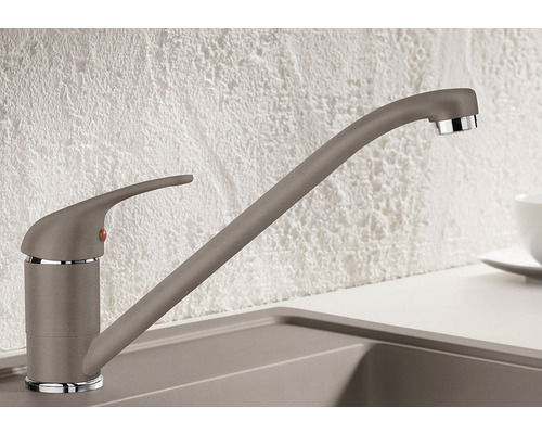 Küchenarmatur in Steinfarben im Spülbecken