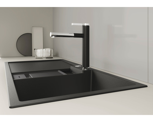 Schwarze Küchenspüle mit Armatur