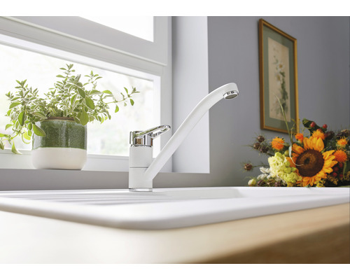 Küchenspüle mit Mischbatterie vor Fenster