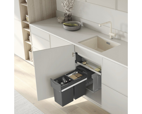 Küchenszene mit eingebautem Abfallsammler unter der Spüle