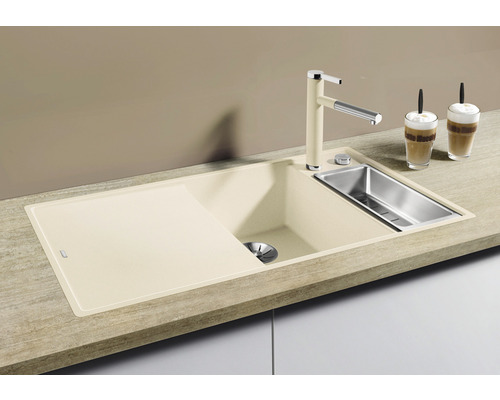 Spüle mit Abtropffläche und Wasserhahn auf einer Küchentheke