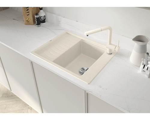 Küchenspüle mit Abtropffläche und Armatur auf einer Küchentheke