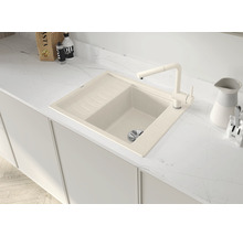 Spüle mit Abtropffläche und Wasserhahn auf einer Küchentheke