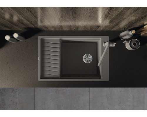 Draufsicht auf eine Spüle mit Abtropffläche und Armatur