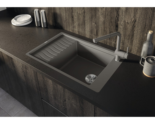 Spüle mit Abtropffläche und Armatur auf einer Arbeitsplatte