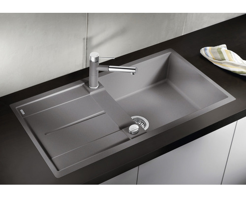 Spüle mit Abtropffläche und Armatur