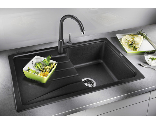 Spüle mit Abtropffläche und Wasserhahn
