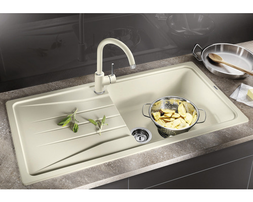 Spüle mit Abtropffläche und Wasserhahn