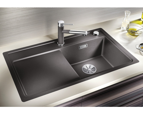 Küchenspüle mit Abtropffläche und Wasserhahn