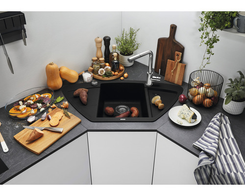 Eckspüle mit Armatur in einer modernen Küche mit Gemüse und Kräutern.