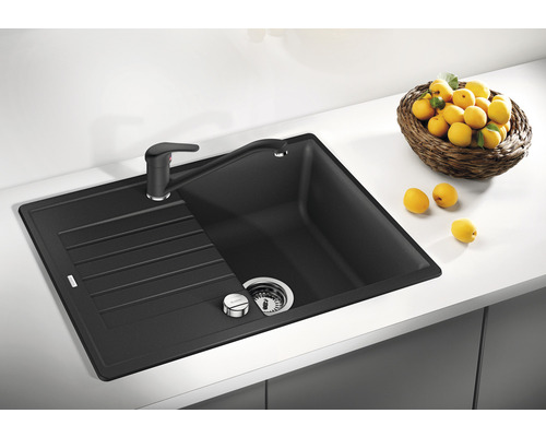 Schwarze Küchenspüle mit Abtropffläche und Armatur
