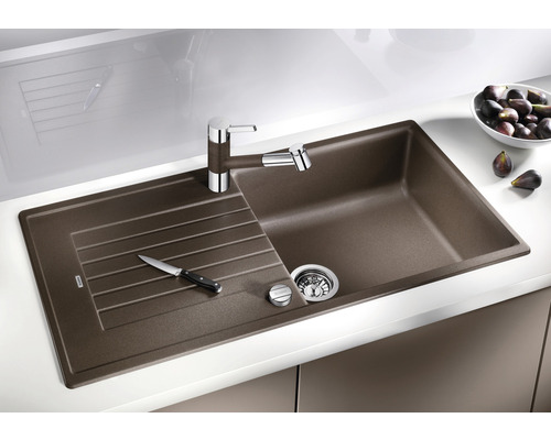 Spüle aus Stein mit Abtropffläche, Armatur und Messer