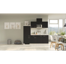Moderne Küche mit schwarzen Schränken, Arbeitsplatte und Mikrowelle in einem hellen Raum.