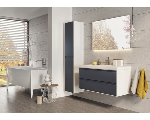 Badezimmer mit Badewanne, Waschtisch, Spiegelschrank und Hochschrank