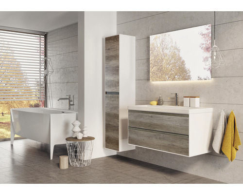 Helles Badezimmer mit Badewanne, Waschtisch mit Unterschrank, Spiegelschrank und Hochschrank.
