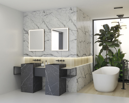 Badezimmer mit Doppelwaschtisch, Spiegeln, Badewanne und Pflanzen