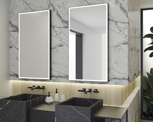 Badezimmer mit zwei beleuchteten Spiegeln und Marmorwaschbecken