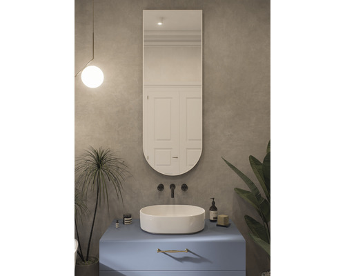 Badezimmer mit Waschtisch, Aufsatzwaschbecken und Spiegel