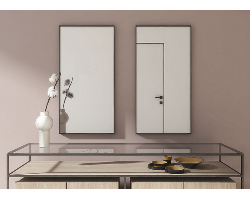 Zwei rechteckige Spiegel hängen über einem Konsolentisch, der mit Dekorationsartikeln geschmückt ist.