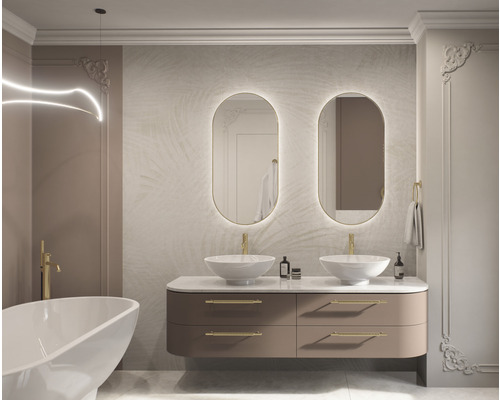 Helles Badezimmer mit Waschtisch, zwei Spiegeln und Badewanne.