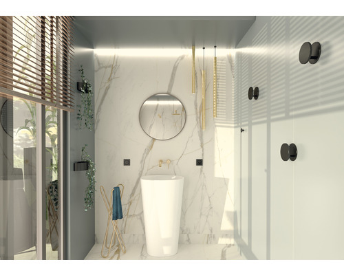 Modernes Badezimmer mit freistehendem Waschbecken, Spiegel und Beleuchtung