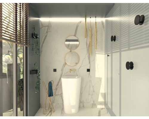 Helles Badezimmer mit Marmorfliesen, freistehendem Waschbecken, runden Spiegeln, Handtuchhalter und Beleuchtung