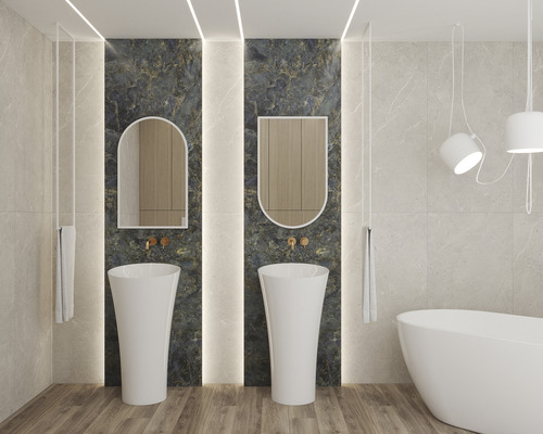 Badezimmer mit freistehenden Waschbecken, Spiegeln und Badewanne