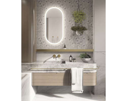 Modernes Badezimmer mit Spiegel, Waschtisch und dekorativen Elementen