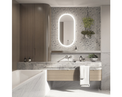 Badezimmer mit Waschtisch, Spiegel mit Beleuchtung, Armatur und Badewanne