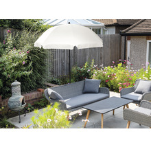 Gartenmöbel-Set mit Sonnenschirm auf einer Terrasse