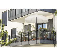 Balkon mit Sonnenschirm, Pflanzen und Metallgeländer