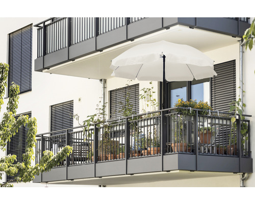 Balkon mit Sonnenschirm, Pflanzen und Metallgeländer