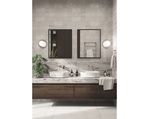 Badezimmer mit Doppelwaschtisch, Spiegeln und Wandleuchten