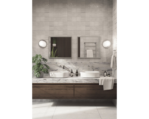 Badezimmer mit Doppelwaschbecken, Spiegeln und Marmorplatte