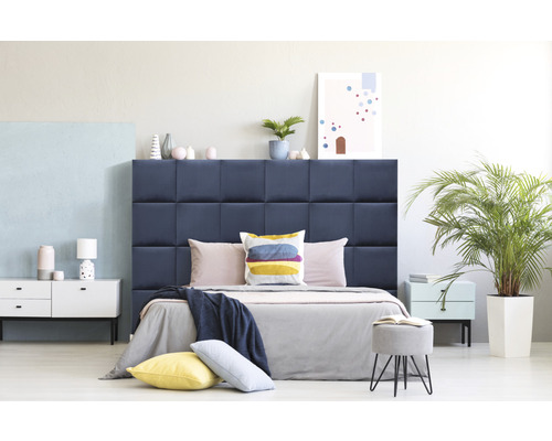 Wandkissen Riviera tiefdunkel-blau Samt-Optik 30x30 cm Schlafzimmer mit gepolstertem Bettkopfteil, Nachttisch und Zimmerpflanze