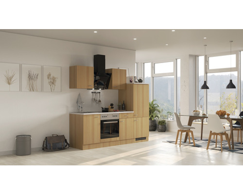 Helle Küche mit Holzfronten, Dunstabzugshaube und Essbereich in einem modernen Wohnraum.